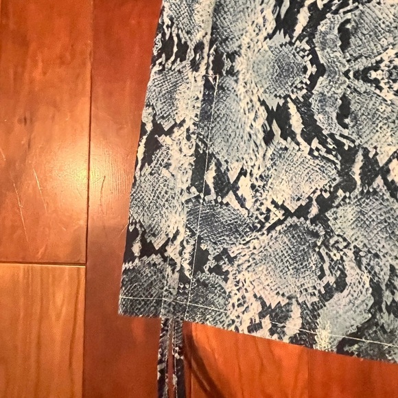 CHICOS Skirt Ladies Size 2 (L/12) Snake Print Blue Black Adj Sides Summer Fall - Picture 6 of 7